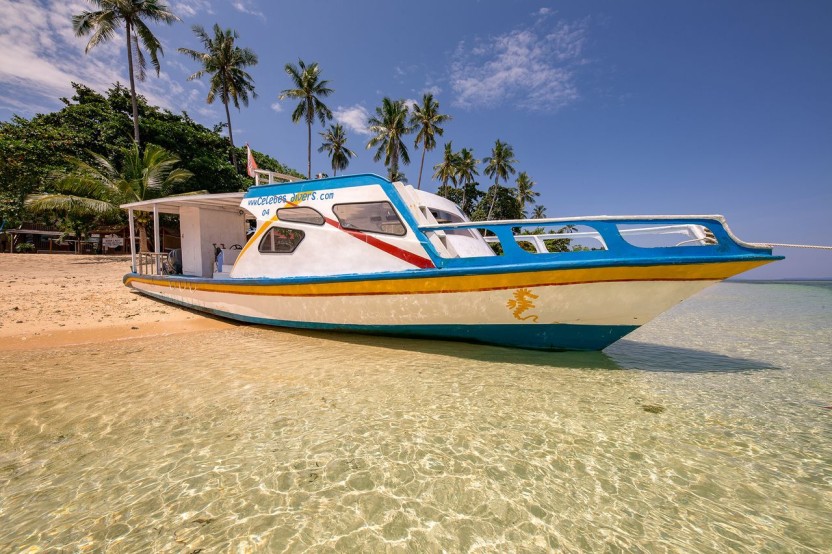 Dive boat