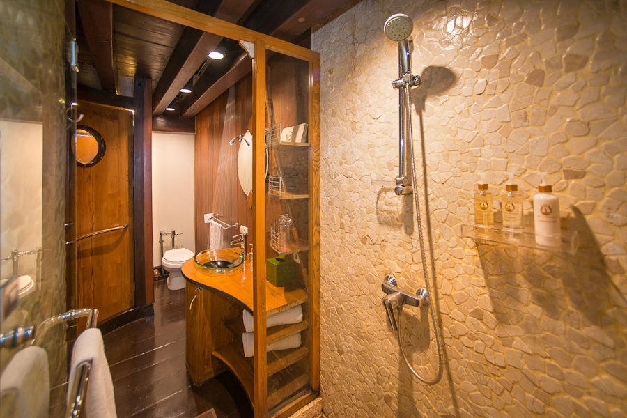 Dewi Nusantara liveaboard deluxe staterooms bathroom