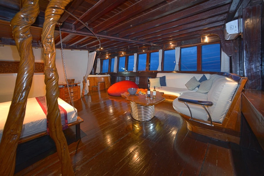 Dewi Nusantara liveaboard master suite