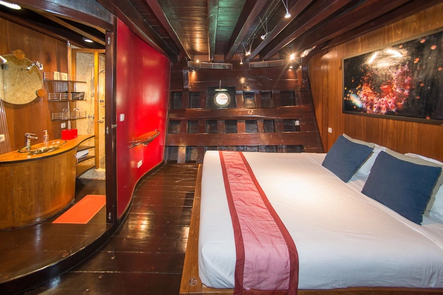 Dewi Nusantara liveaboard deluxe stateroom queen