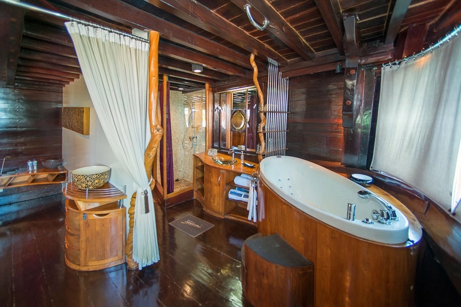 Dewi Nusantara liveaboard master suite bathroom