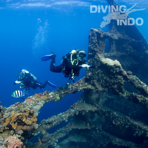 Divers exploring the USAT Liberty shipwreck Tulamben Bali