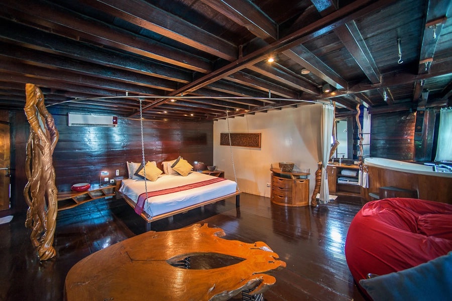 Dewi Nusantara liveaboard master suite